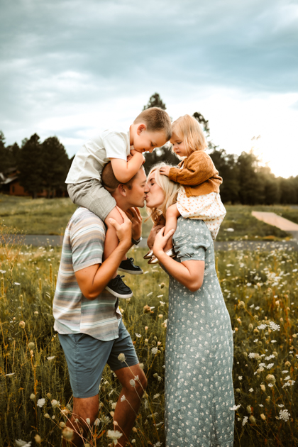 Flagstaff, Arizona family with two toddlers kissing at Forest Highlands golf course.